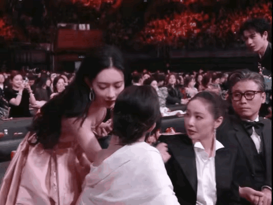 白鹿对张凌赫的这个眼神太真实了在微博之夜晚会上，张凌赫趁着白鹿跟孟子义聊天的