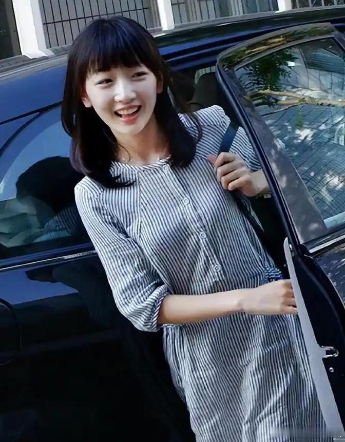 周冬雨当年大学报道的照片，好美啊，真是清纯灵动的美少女！​​​