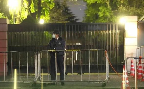日本自卫队军官持刀强闯大使馆一事，背后的水非常深。 现在可以明确的是，那名
