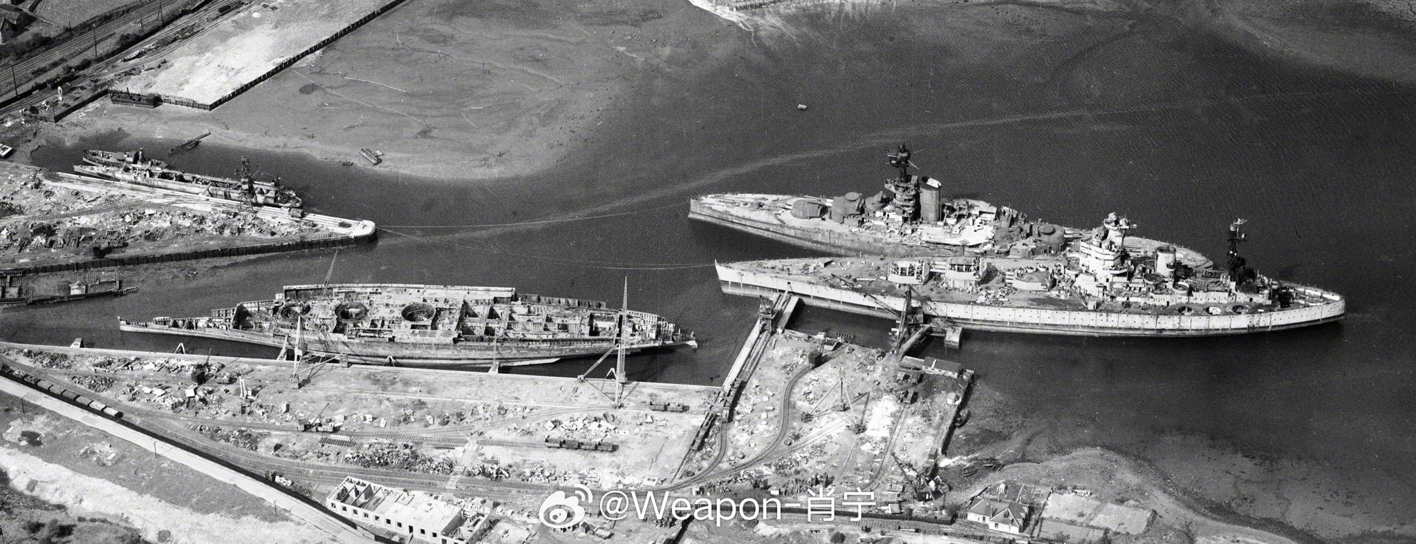 照片中的历史英国海军“复仇”号、“罗德尼”号和“纳尔逊”号战列舰正在被拆解。