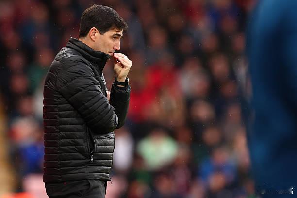 曼城vs伯恩茅斯如果你问伯恩茅斯战术辨识度，我的简单答案就是，升级版的渣叔重金