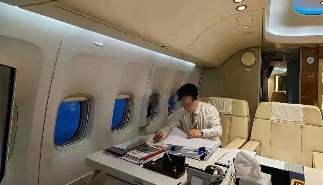 原来有钱人坐地铁是这样的d