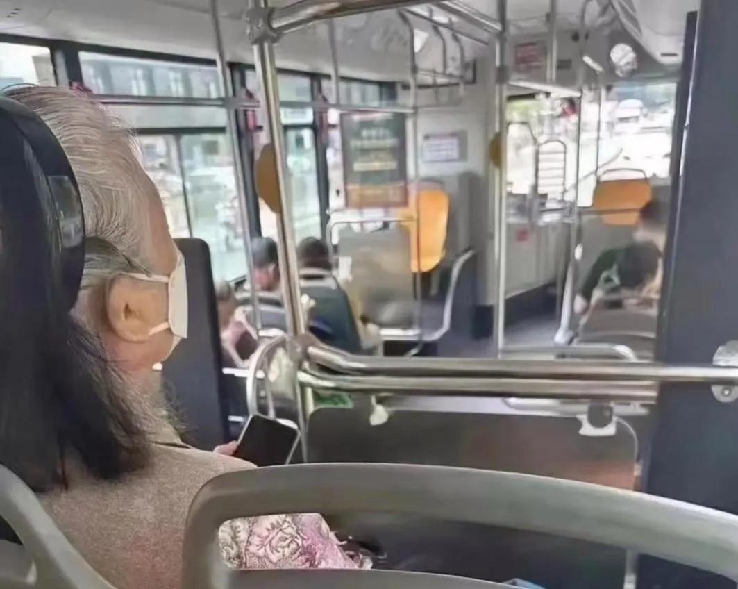 果然大妈还是大妈，有钱依然低调，照样挤公交，看看我空空如也的口袋，再看看我六位数