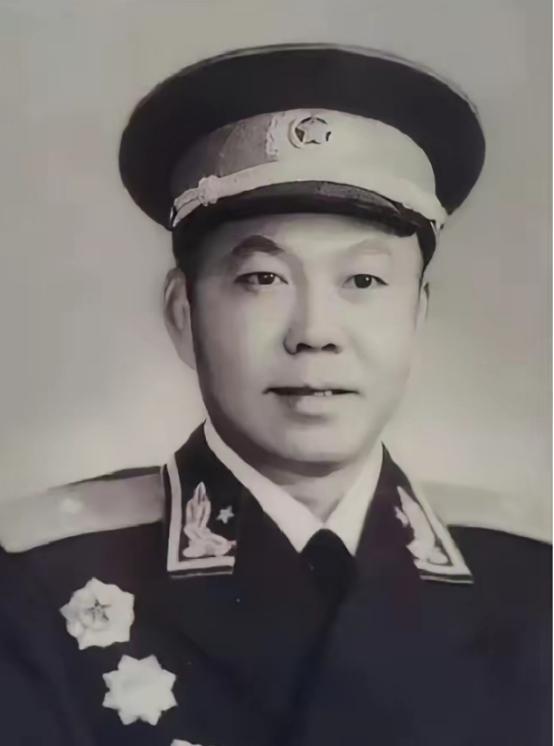 1984年3月，开国少将孔俊彪回到了老家福建宁化。在县招待所里，他对着时任县武装