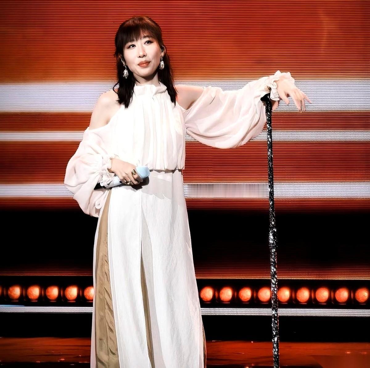 谁敢想啊，开这么大场面的演唱会，台上那位居然套件松松垮垮的休闲服就出来了。没有