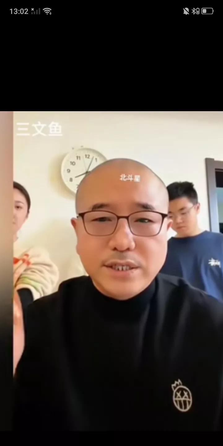 在儿子王亮骂人风波告一段落后，昨天本山弟子王小利开启直播，带着两个儿子，