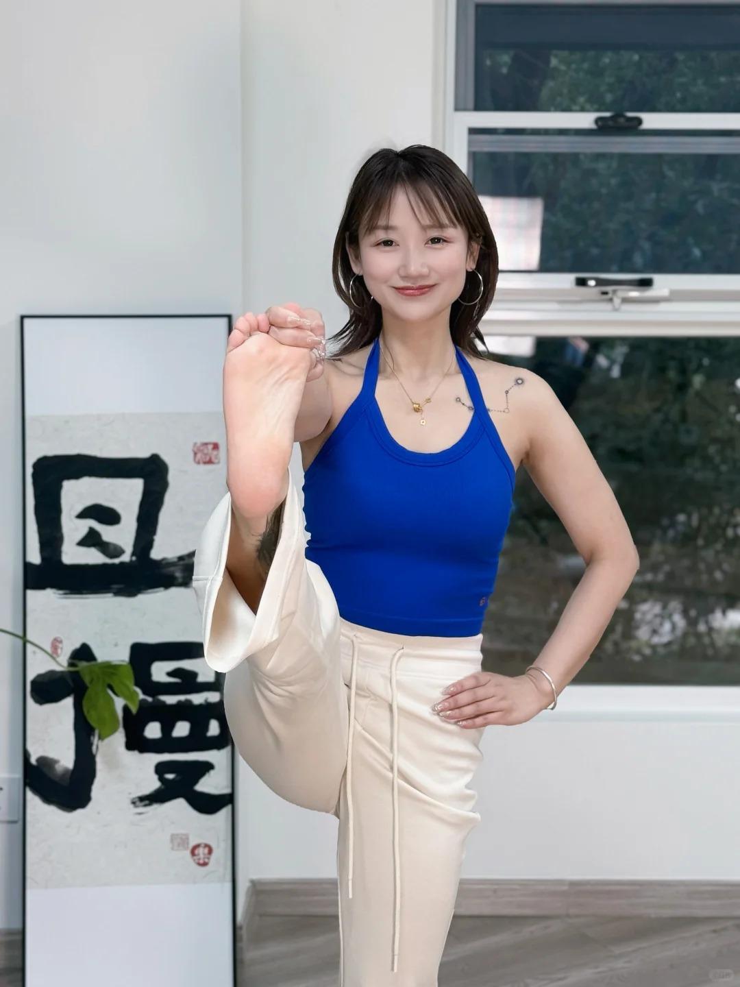 瑜伽女孩的松弛感，从不是慵懒的随意，而是藏在每一次呼吸里的从容与笃定。极致的优雅