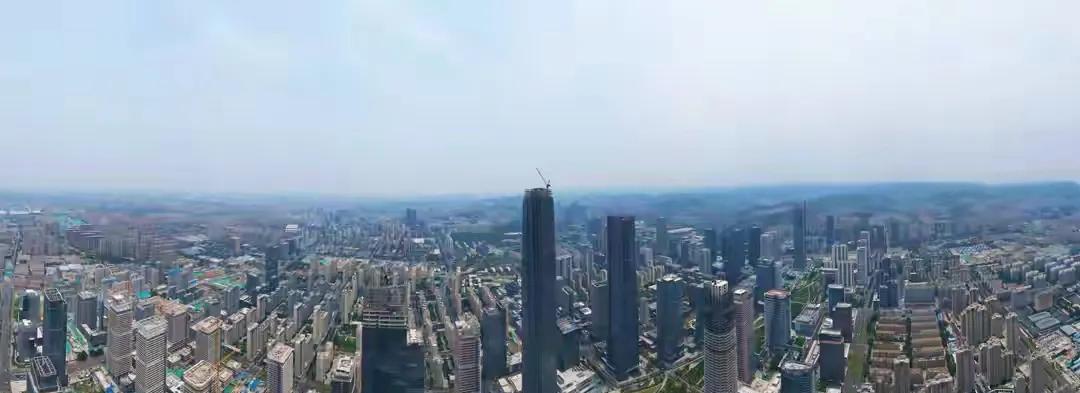 山东第一高楼-济南绿地山东国金中心塔冠结构终于完工了，接下来就是塔冠结构贴膜了。