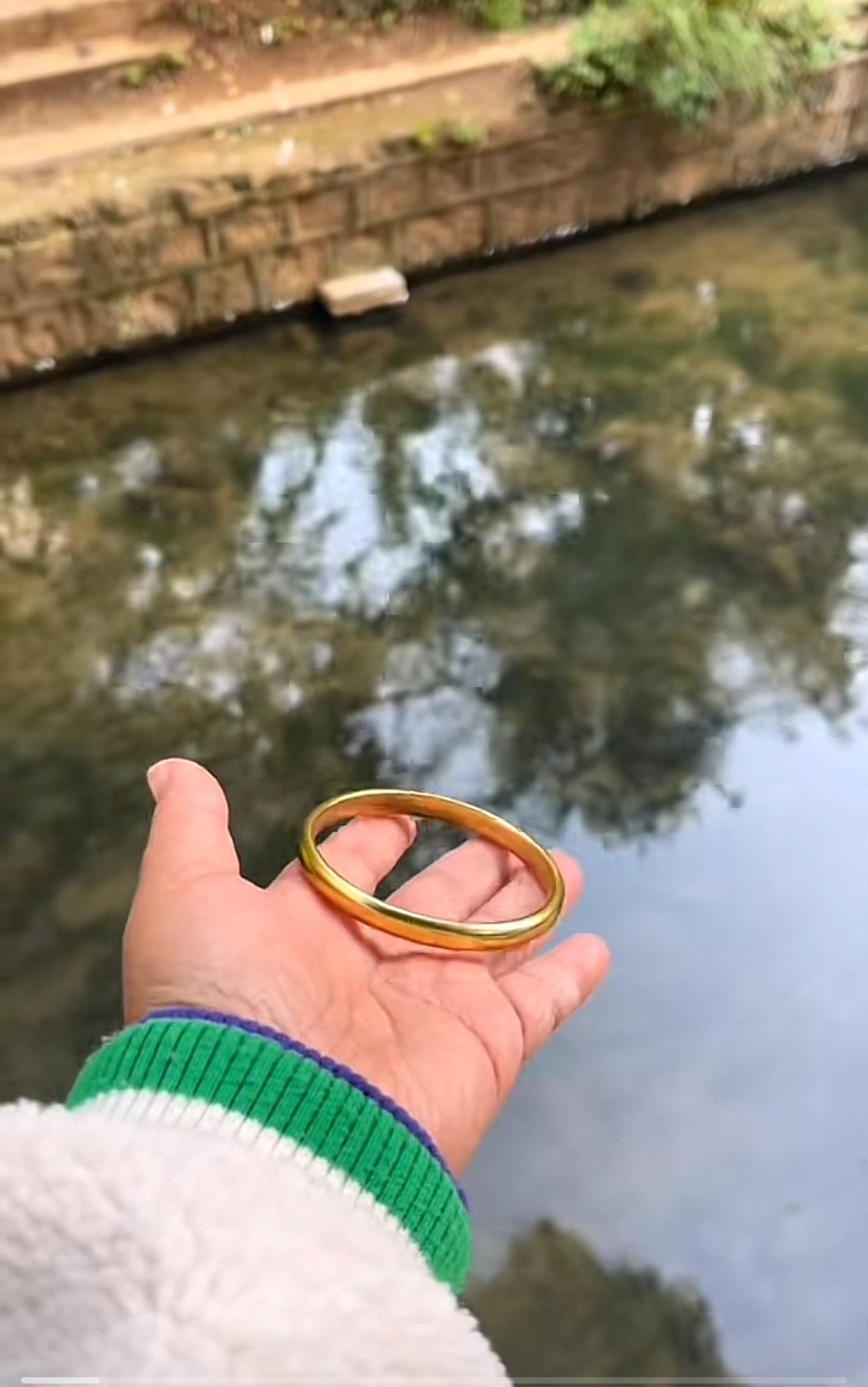 笑死了，近日昆明一姐姐发了个视频，配文“你爱的人伤你最深”，然后把一个金手镯丢去