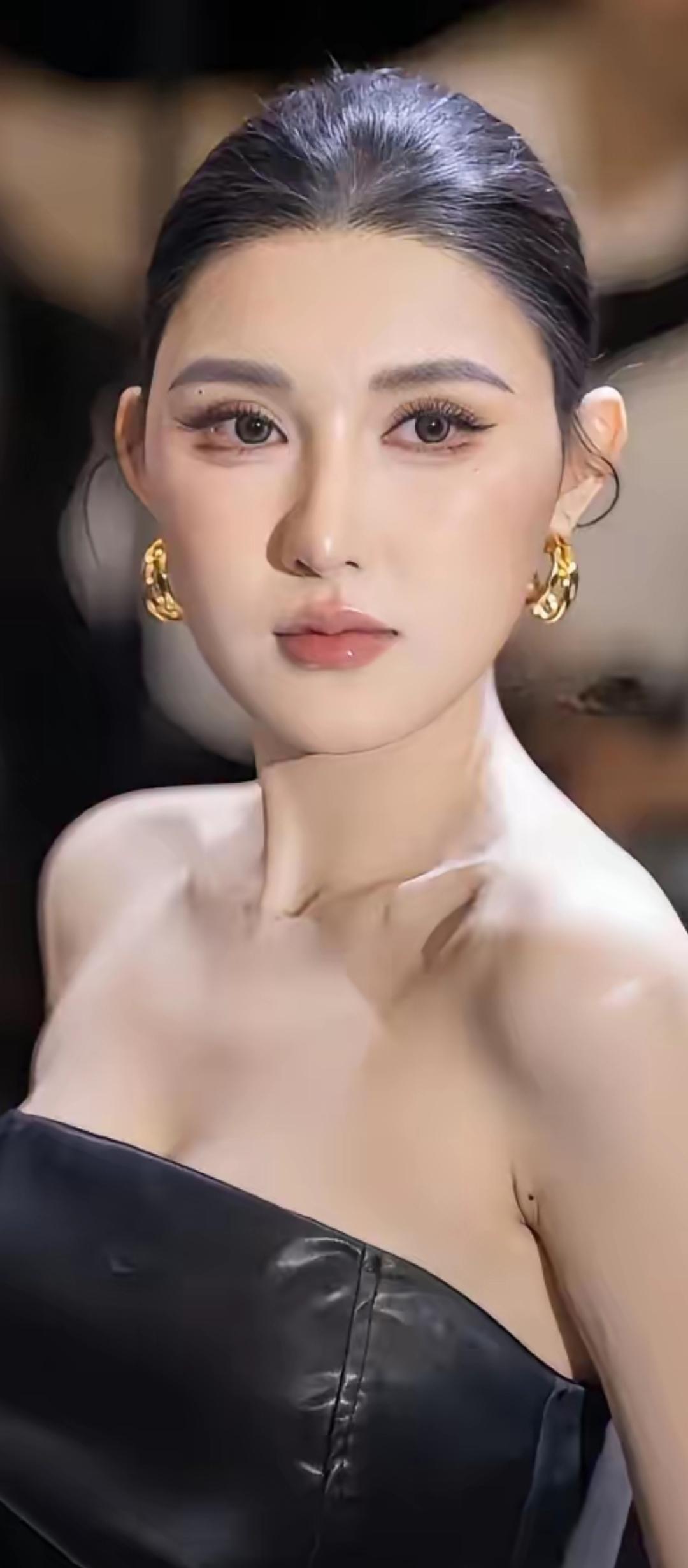 金耳映月华，玉颜映世华。