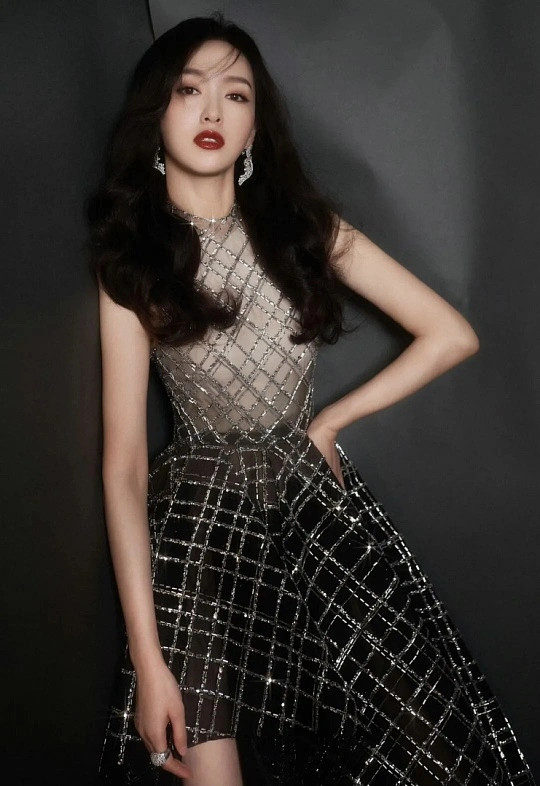 唐嫣黑长直皮草造型唐嫣这波米兰街头造型直接封神！浅色系皮草加一头垂顺黑长直，把豪