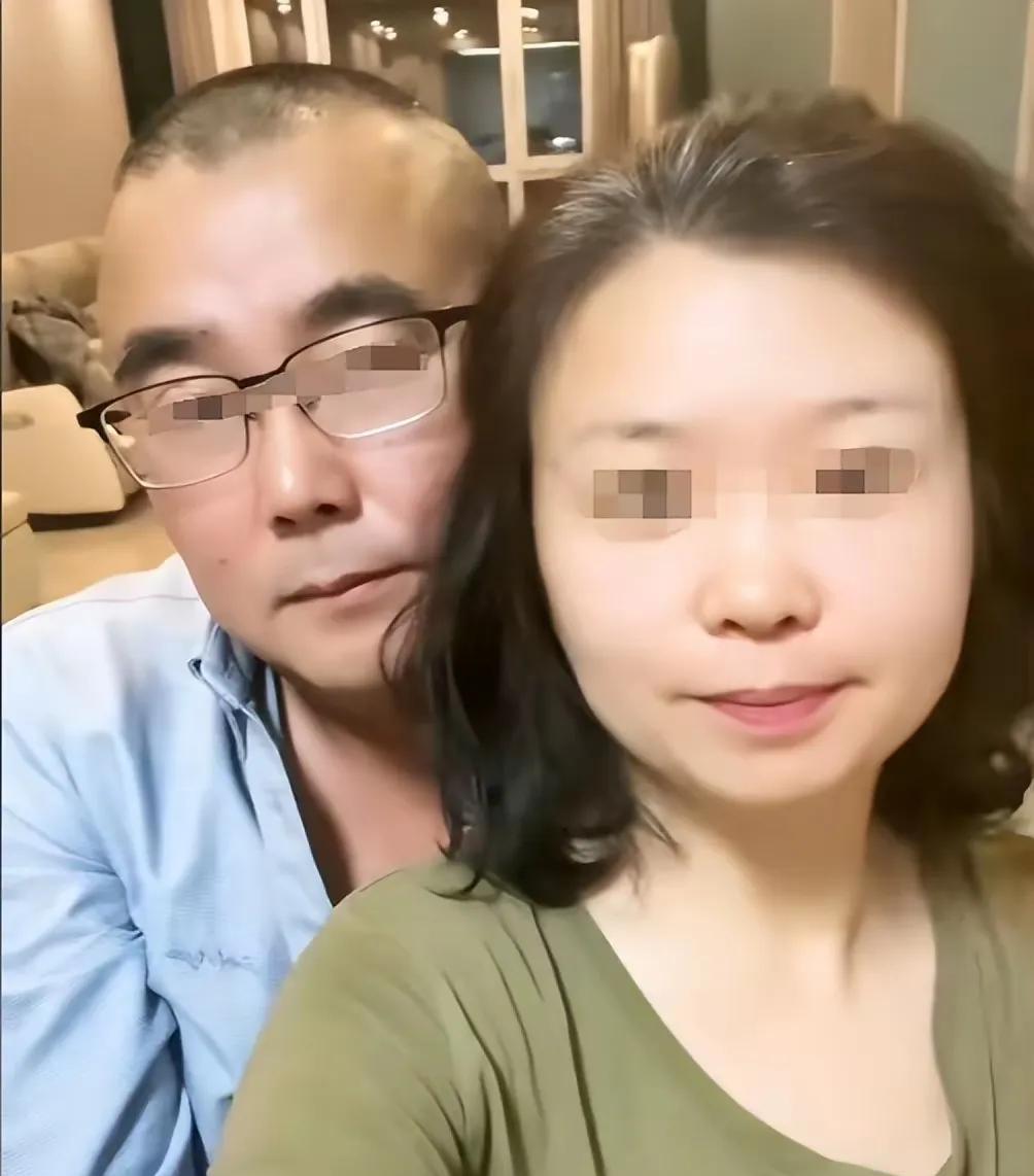 上海一对丁克夫妇离婚，大家并不奇怪。不少网友早觉得他们会离婚，从两人合影能看出，