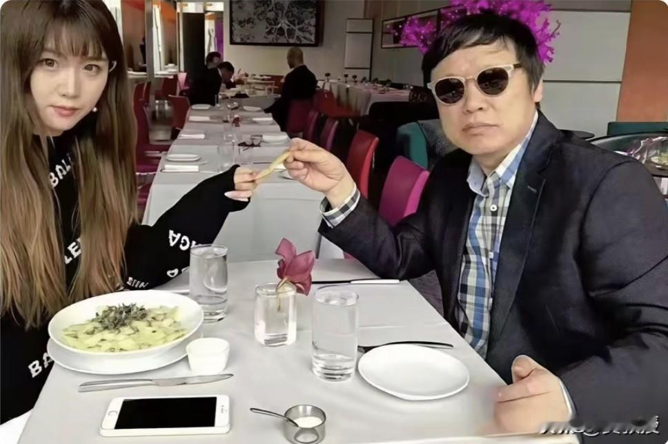 看图说话:小黄教授拿老胡开涮！人家已多次辟谣，这位美女不是他女儿。但总有许多“小