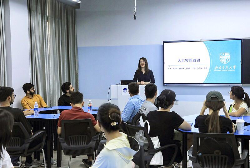 用学生视角开人工智能通识课，那得从学生的兴趣和需求出发。就像我上学时，对新奇有趣