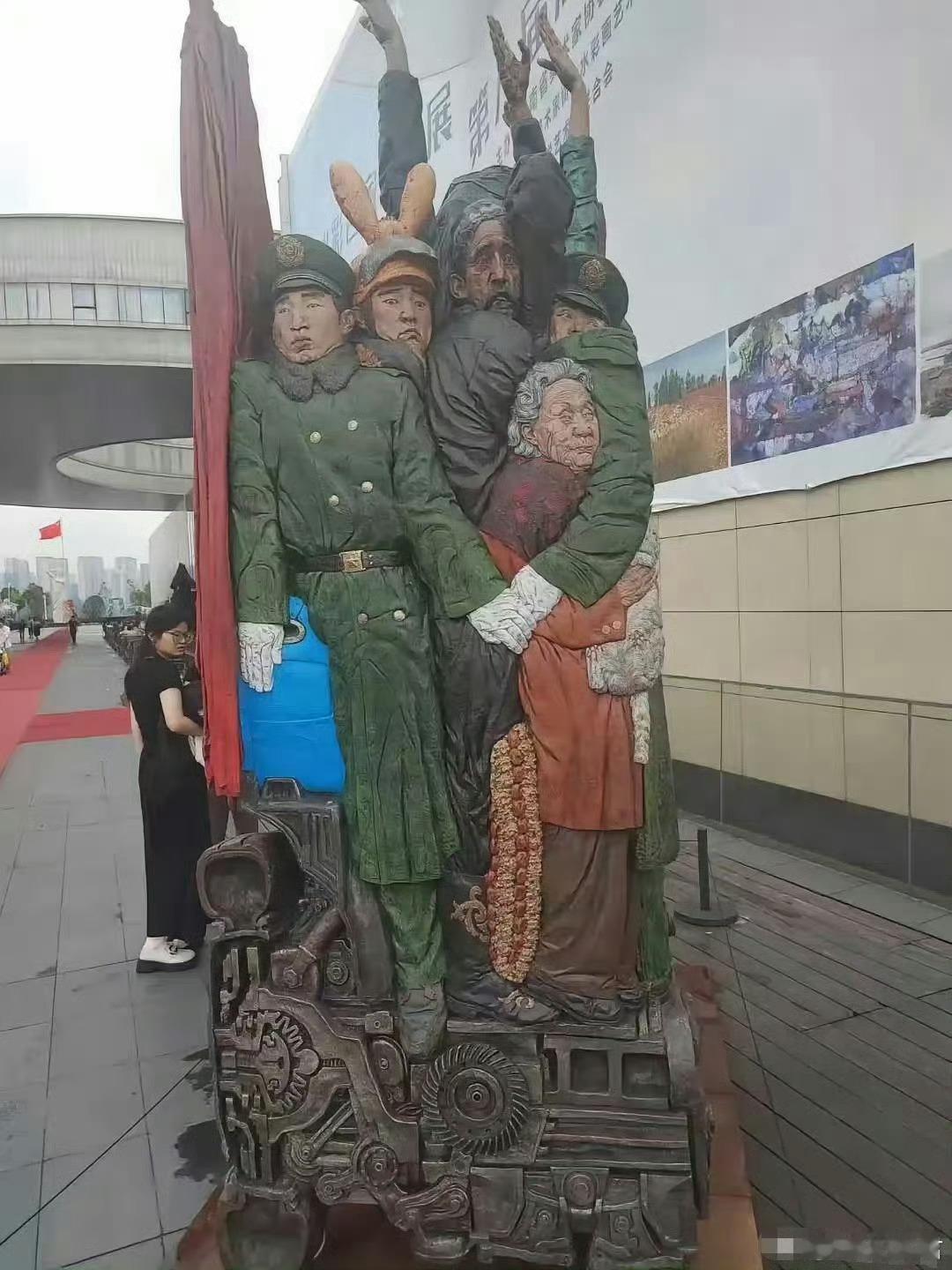 这件雕塑，艺术家想要表达的主题，你看懂了吗？
