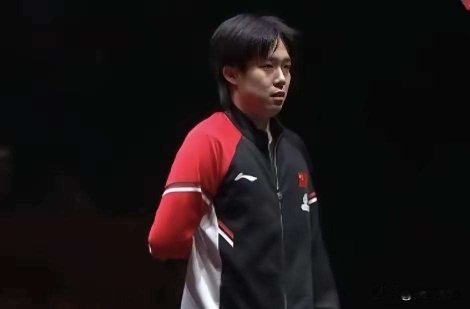 王楚钦退赛这事儿，我看着是真揪心。这孩子到香港下飞机时眼睛都睁不开，抽签仪式上不