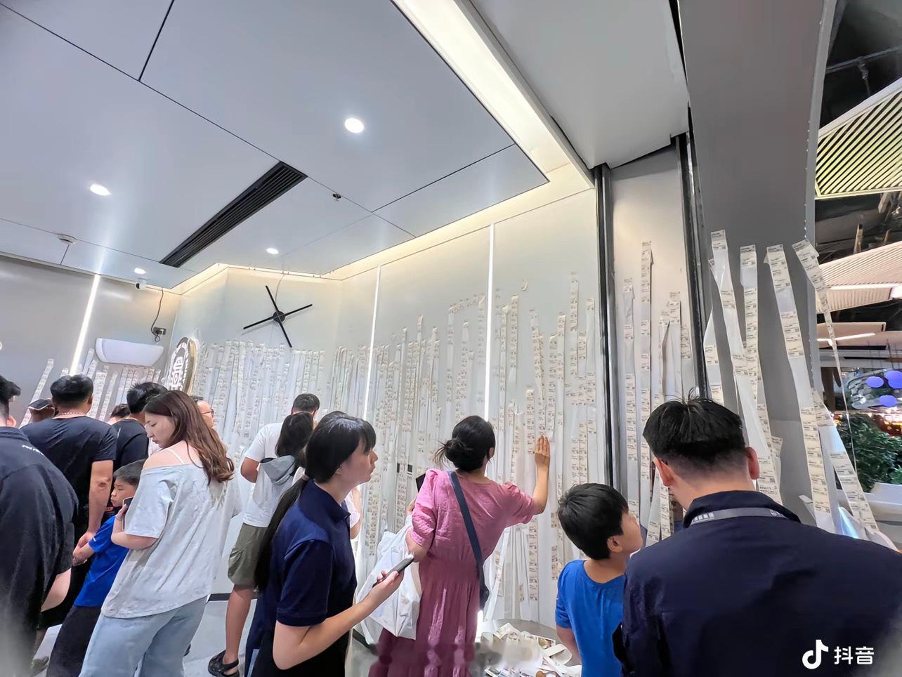 骑手说过上1晚挣1千元的好日子了骑手趁这次外卖大战确实爽了，不过就是奶茶店的店