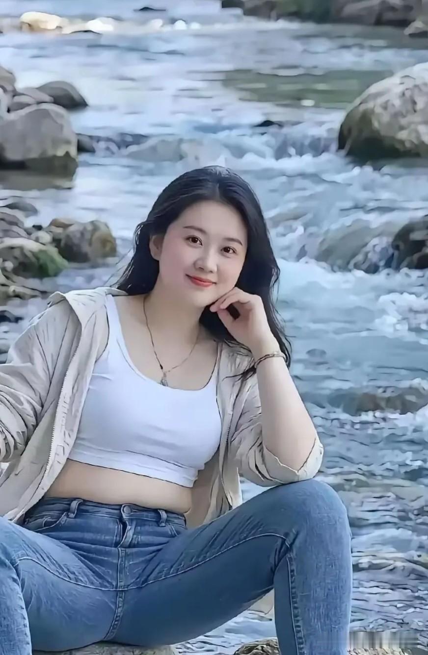西江月·溪畔遇旧识浅涧清流漱石，柔风漫拂云鬟。溪边重见旧时颜，浅笑一如当