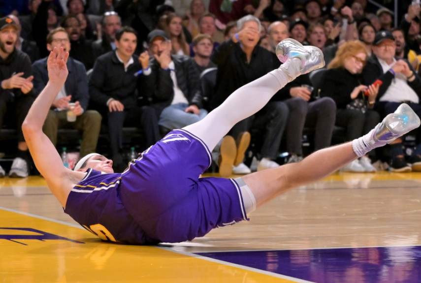 NBA常规赛，湖人89-111不敌凯尔特人。赛后，里夫斯接受了记者采访。谈到自己