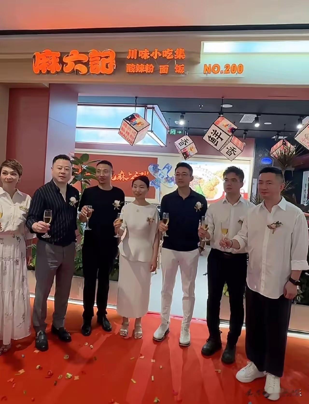 汪小菲回北京就开始忙了，又一家酸辣粉店开业，还是铁三角安总，洋洋，李平大厨参与开