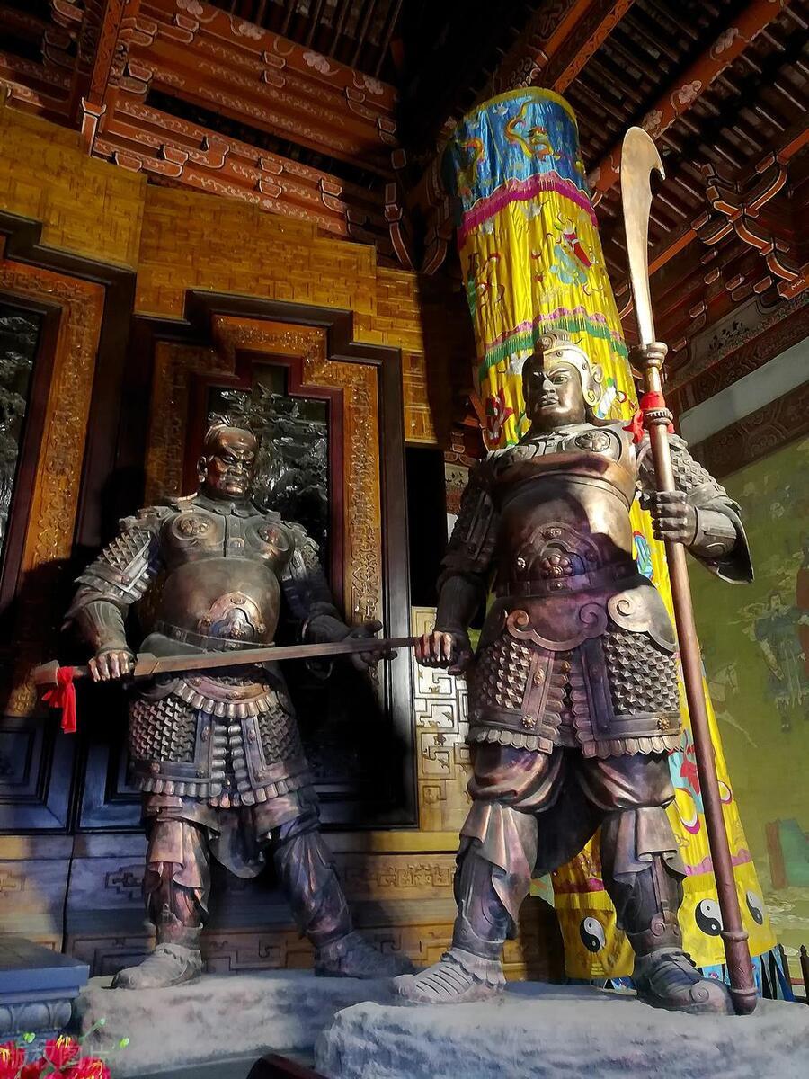 凌烟阁二十四功臣里，他是排名第七的猛将，亲手宰了皇子、逼老皇帝退位，是帮李世民登