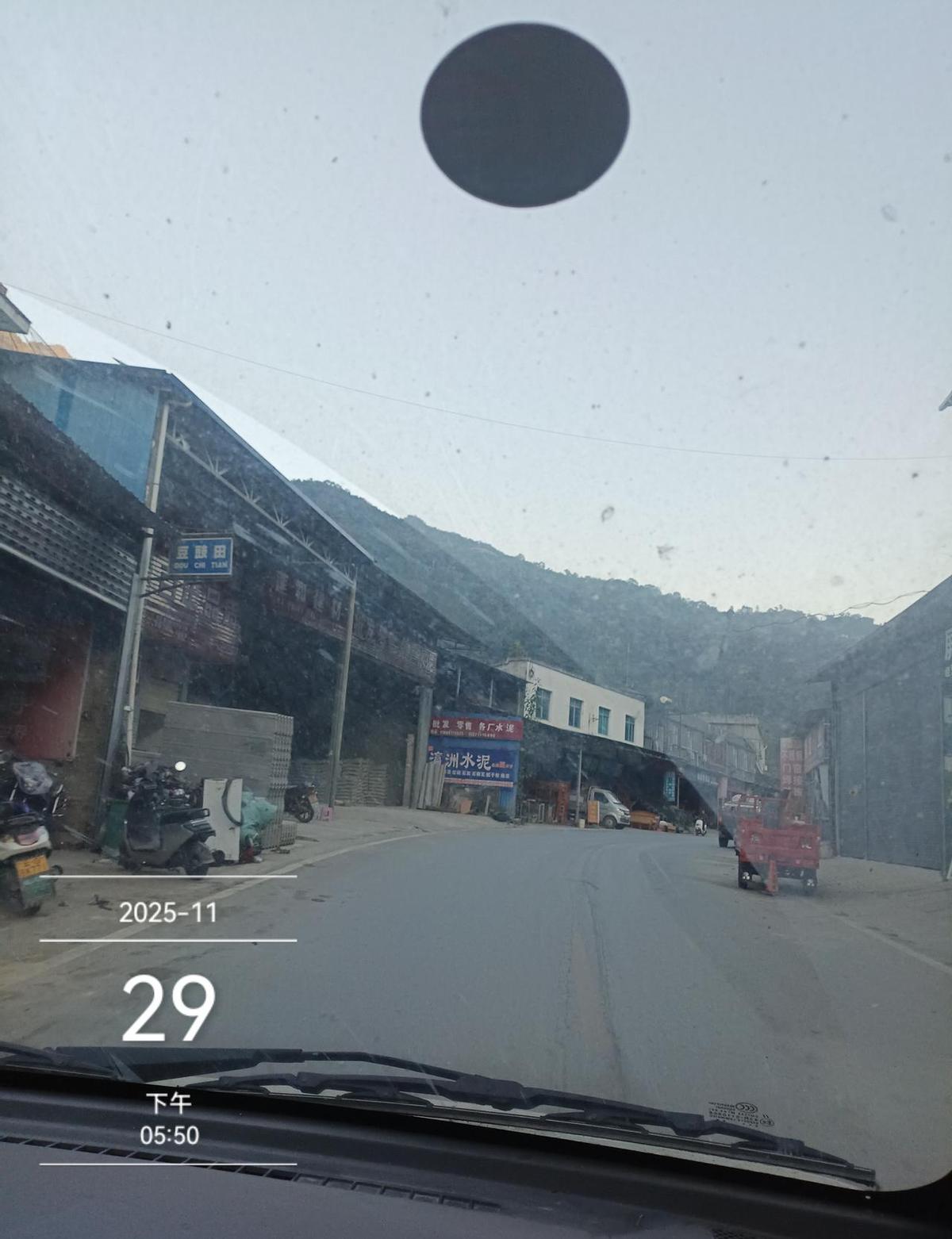 直播带货一个人顶上几千人，实体店却越来越难喘气。这不只是卖货方式变了，是就业结