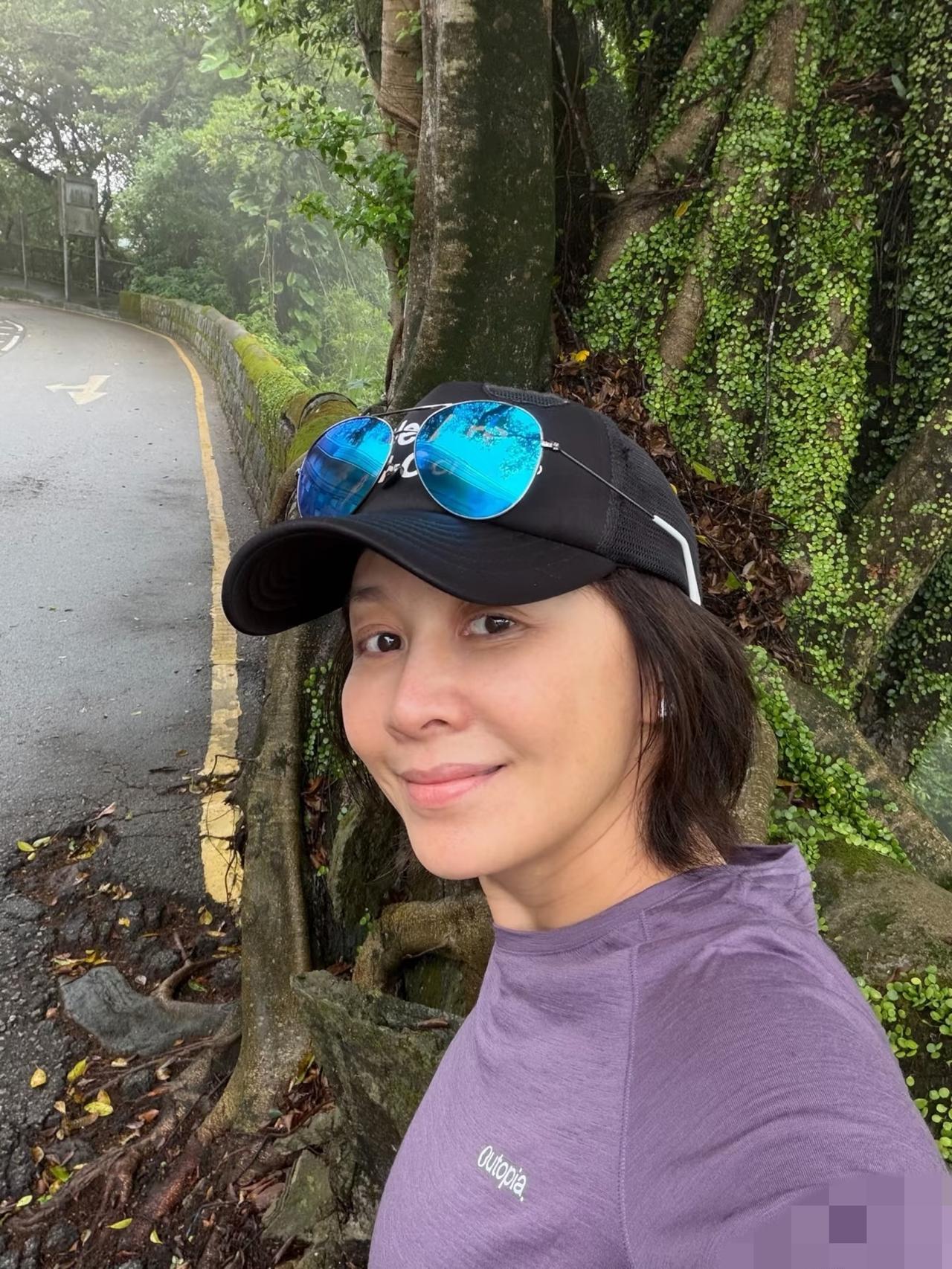 4月29日，刘嘉玲素颜跑步有老态了，颈纹好深眼袋比较重，开奔驰越野车也是一个老太