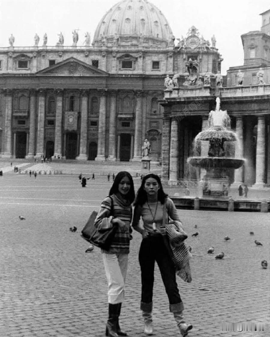 1977年，23岁的林青霞和24岁的胡因梦同游罗马。