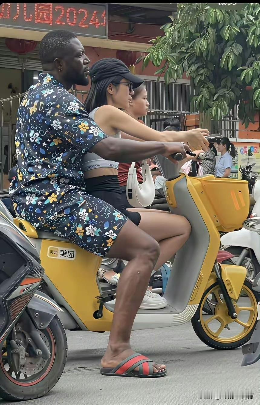 这一幕会不会有一种小鸟依人的感觉？不知道是什么原因让她们选择了外籍男友，但肯