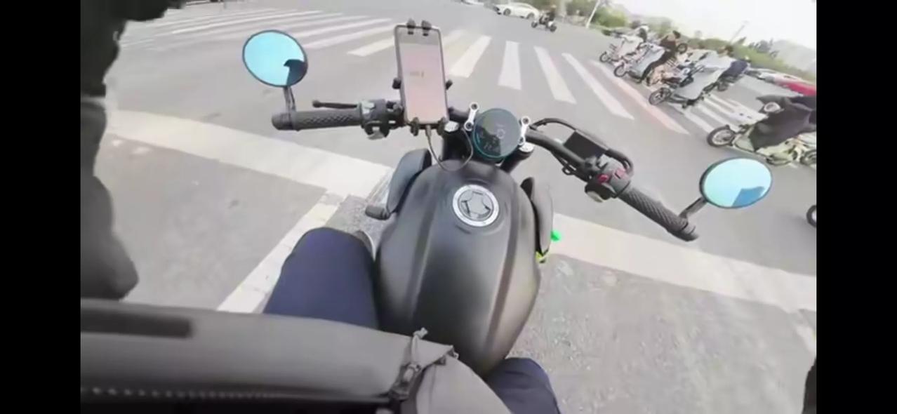 理想女车主事件。这男摩托车主不仅缺德还得理不饶人。因为这女的在现场，后来已经认