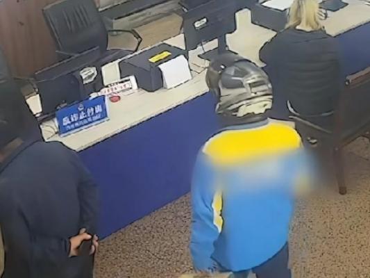 近日，重庆沙坪坝一快递小哥察觉货物异常，快递小哥:“说是邮寄的水果，我闻到箱子里