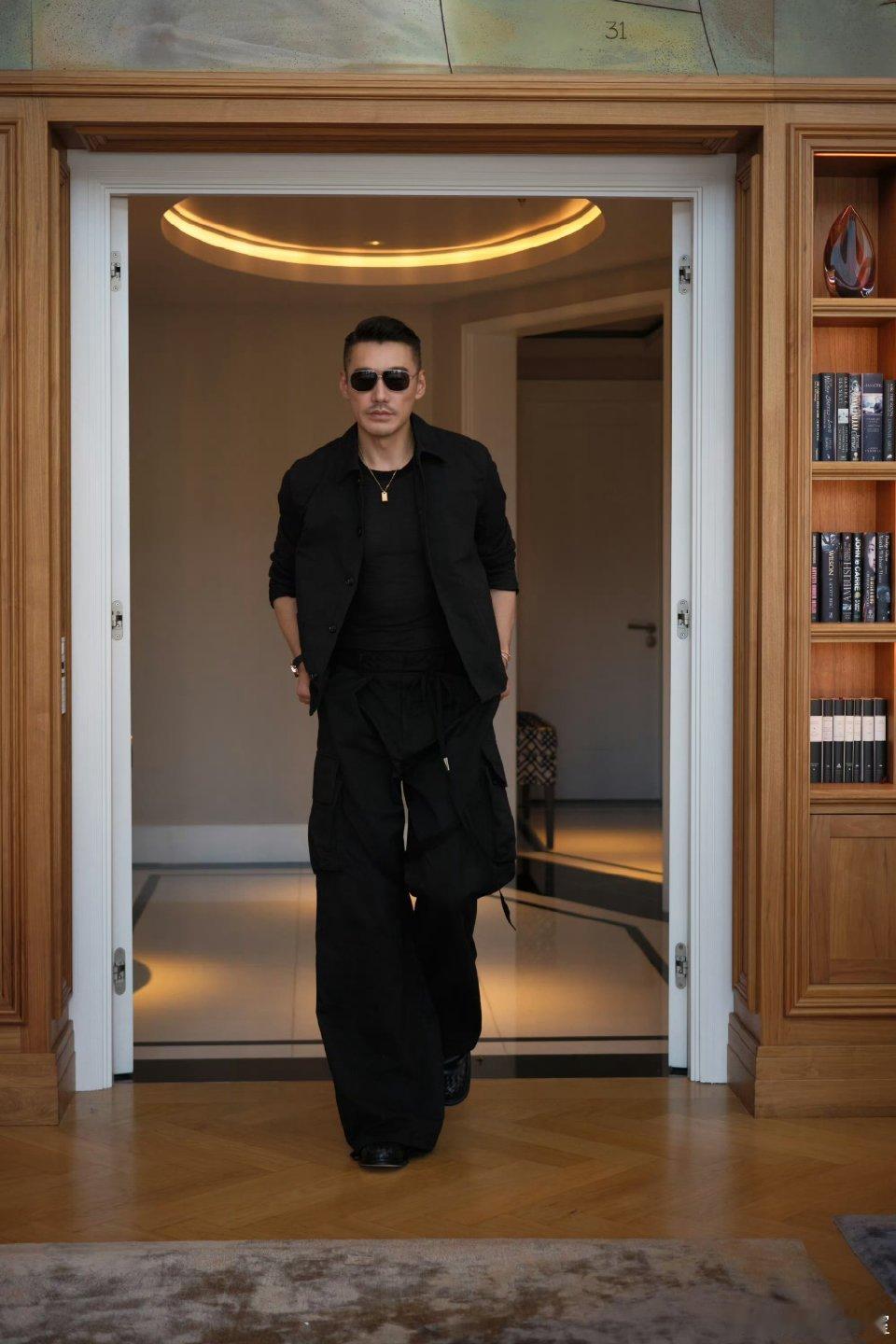 胡兵毛秋裤外穿走机场机场秒变T台，胡兵穿毛秋裤都走出超模步伐。