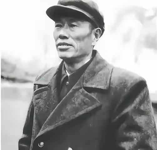 对越反击时，军委让邓华指挥，邓华拒绝道：我不合适，有两个原因。对越自卫反击战动员