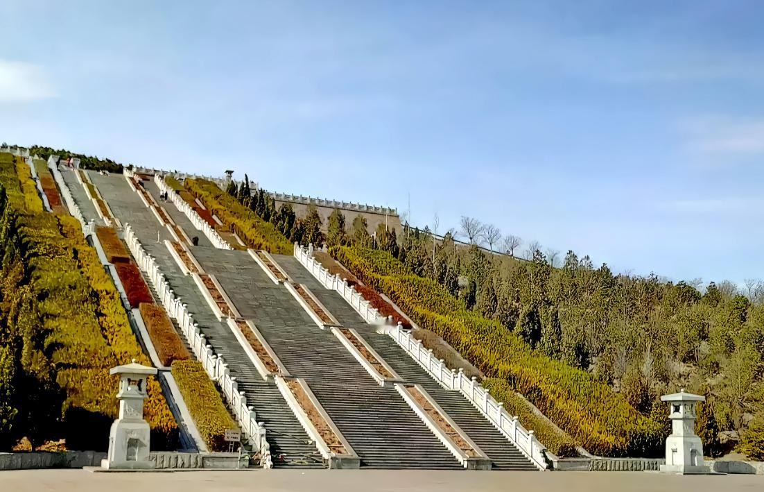 2011年，修建了两年的华国锋陵墓终于竣工了，事后一统计，一共花费了1200多万