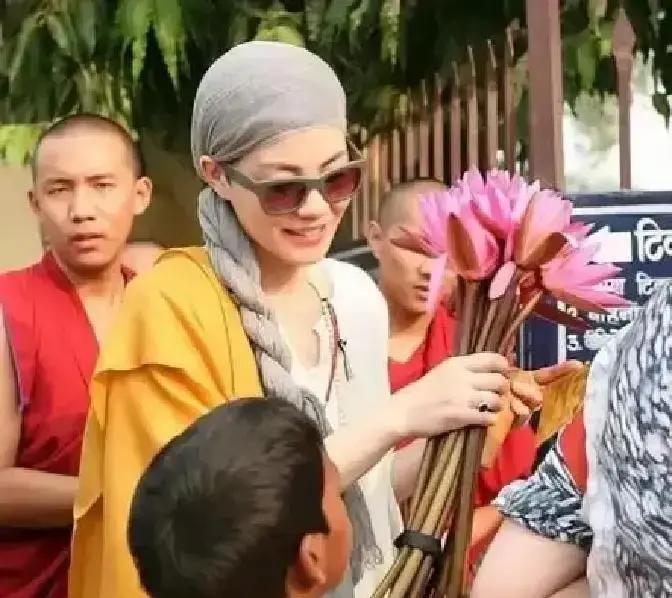 王菲谢霆锋被拍到前后脚进同一小区却愣是87天没同框，她录公益歌他跑商单，微信只甩