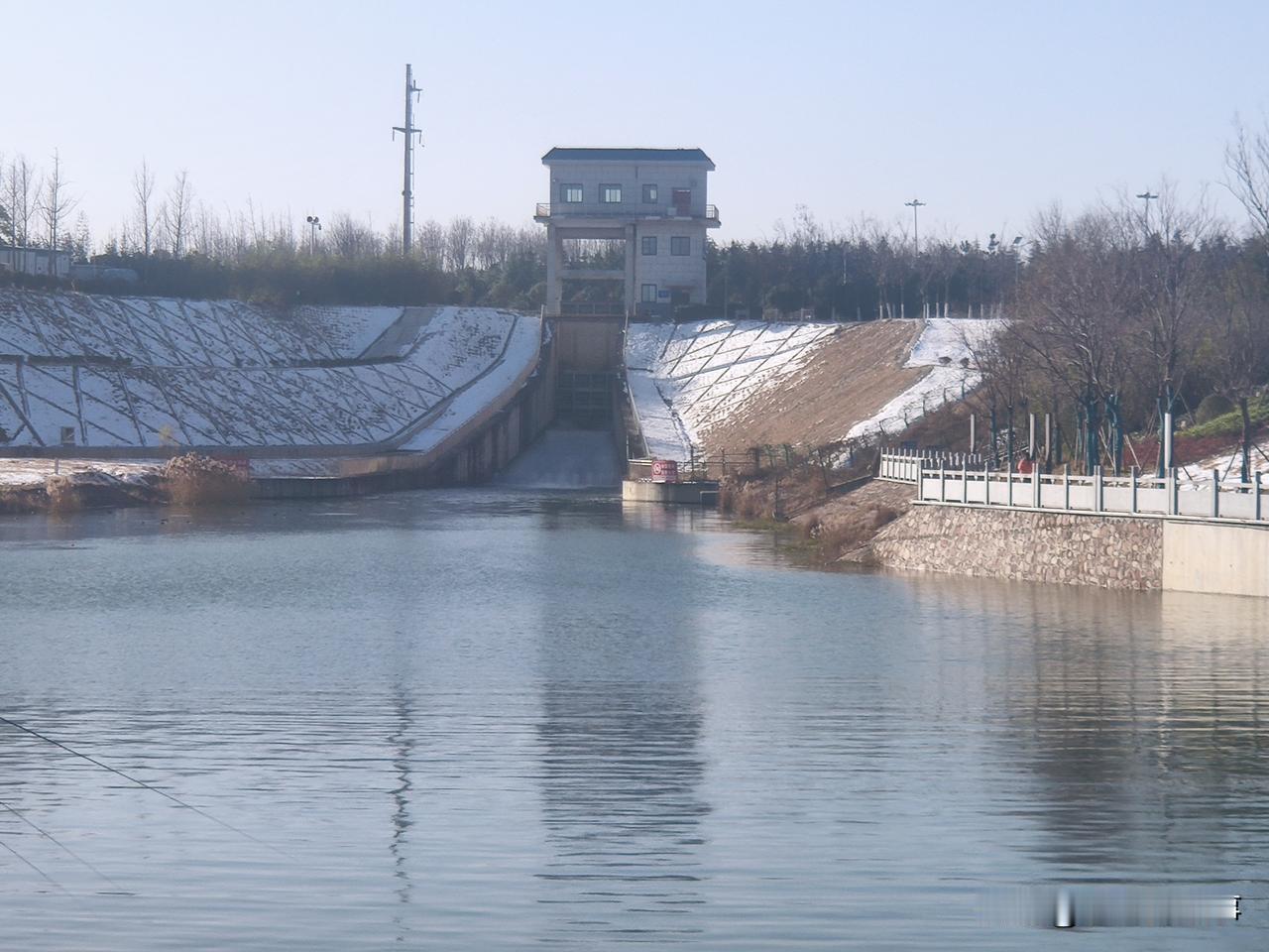 这几天到郑州市西流湖公园游玩的市民都说，现在的西流湖水域面积扩大了不少，就连人工