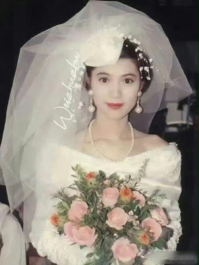 袁咏仪20年前的婚纱照，放到现在看也依旧美得让人心动​​​​
