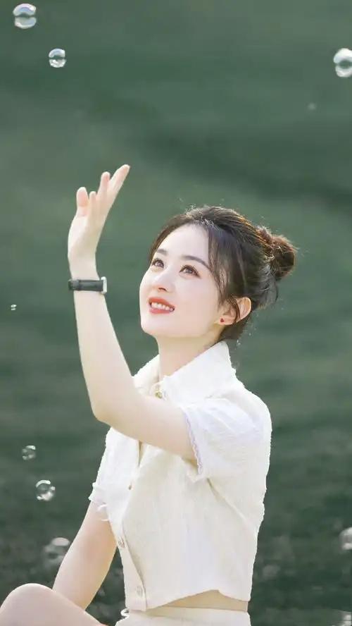 赵丽颖温柔光影大片：把时光酿成温柔的诗镜头下的她在明暗交织中绽放独属东方女