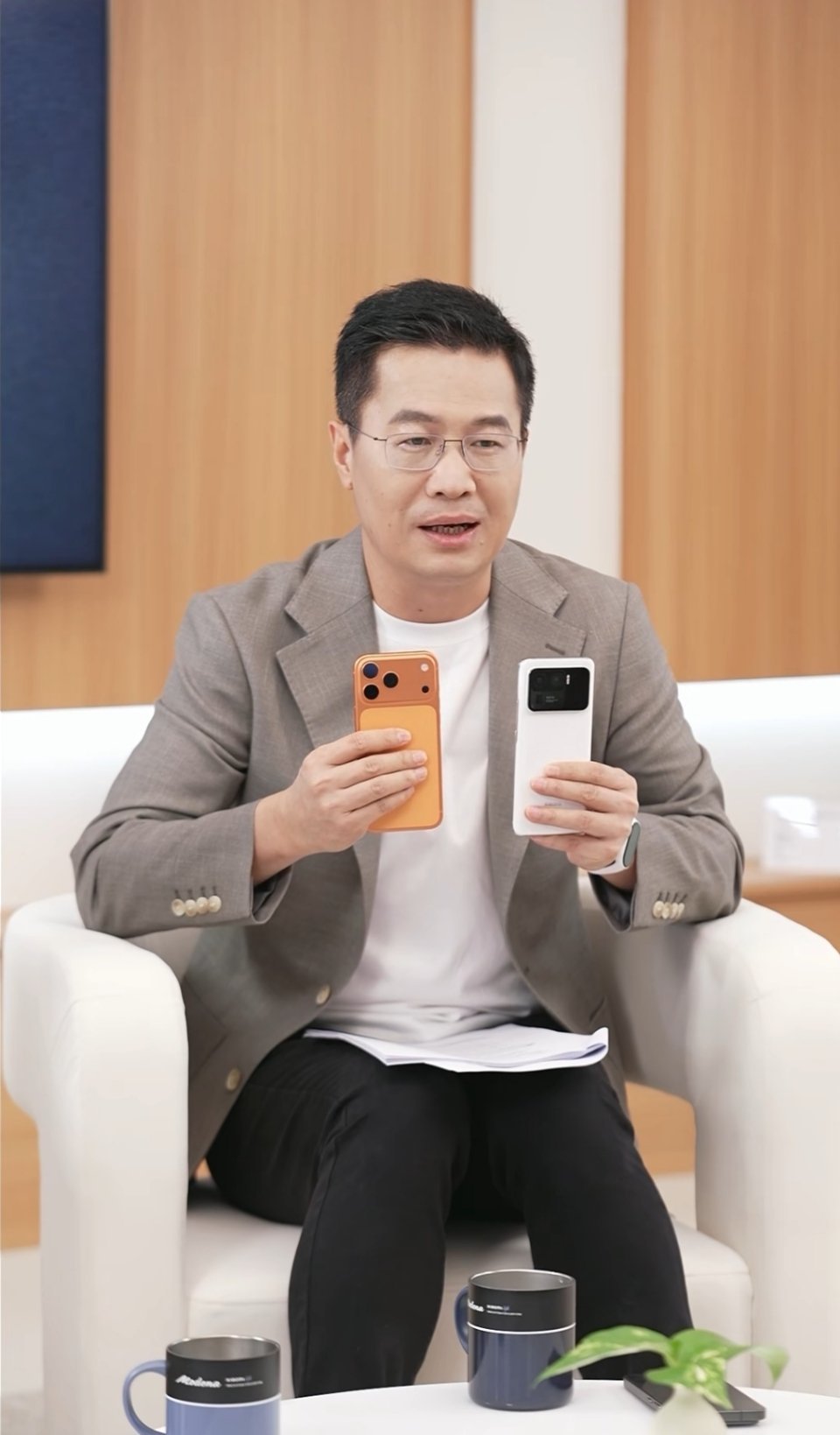 卢伟冰回应网友说小米17Pro系列抄袭模仿iPhone17Pro系列卢伟冰