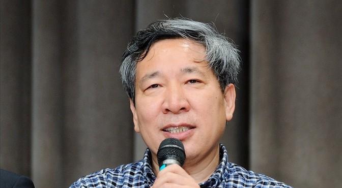 1981年底，提干失败的阎连科办好退伍证后回了老家嵩县。一天，他正在田里播种小麦