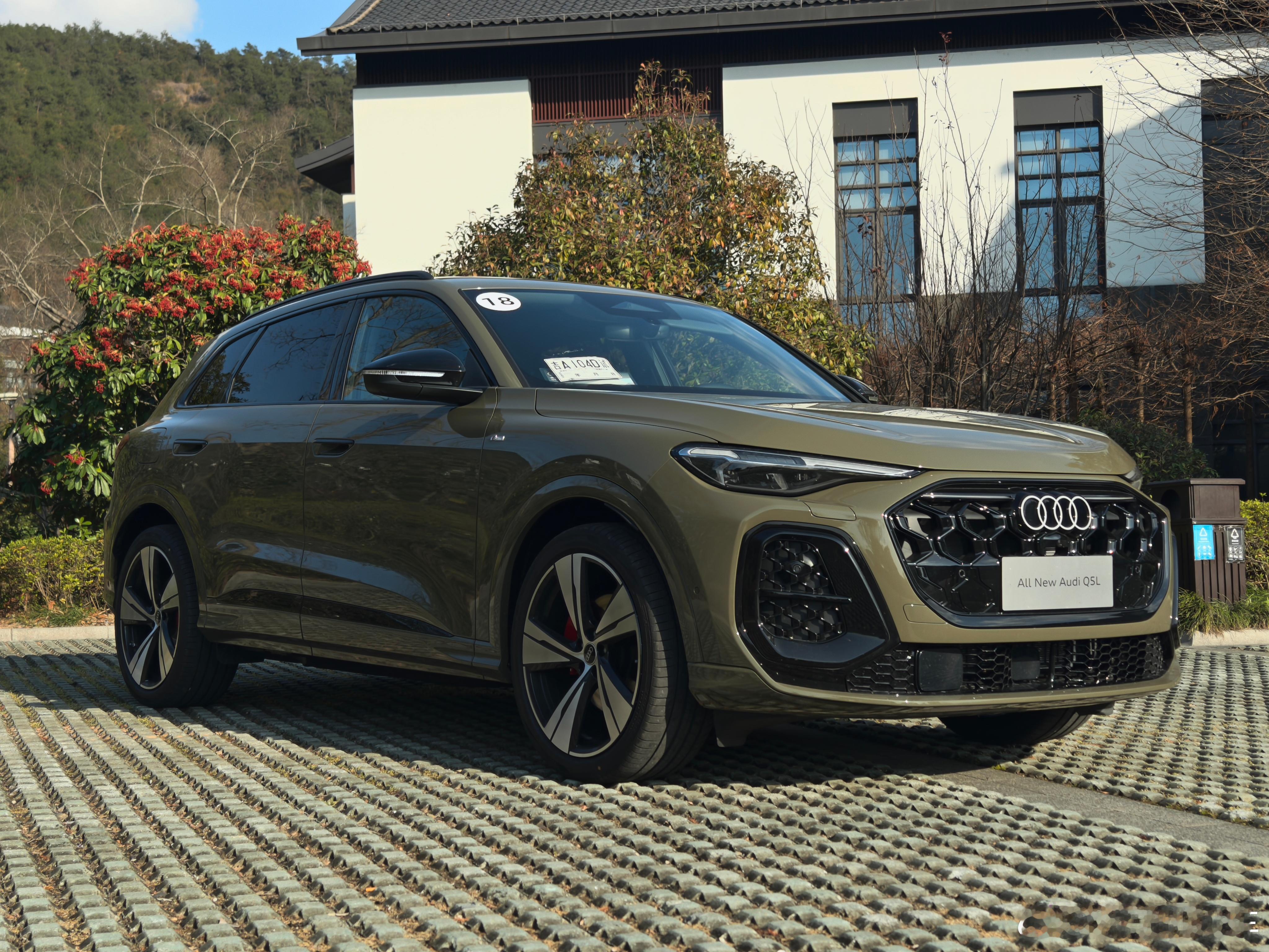 同事去试了全新Q5L，这个外观现在看还挺能打的，高度虽然低了一点但看着更敦实了，