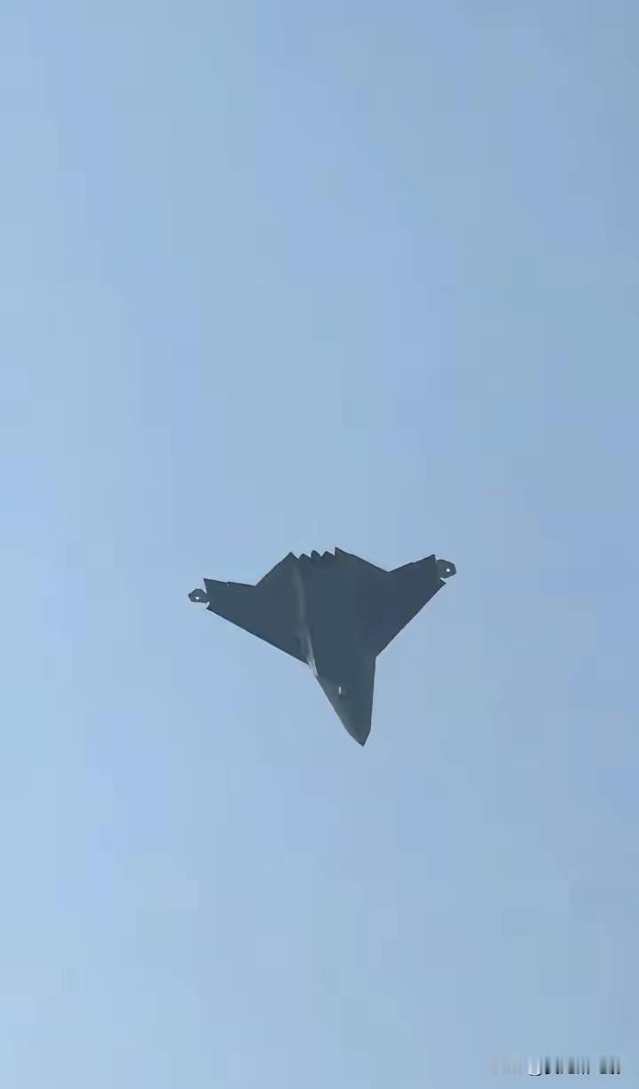 北六代最新的试飞照片这飞机长得，可真怪。但怪有怪的道理。按以前老师傅们的