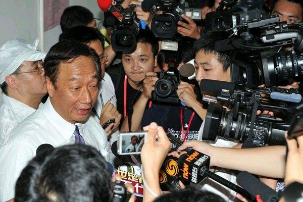 郭台铭这人，之前狂言“中国市场离不开我，我给大陆赏饭吃”，这下怕是要被现实狠狠打