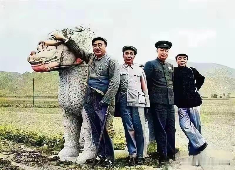 1952年朱德、李富春、聂荣臻、杨尚昆在北京十三陵明代石兽旁留下休闲考察合影，是