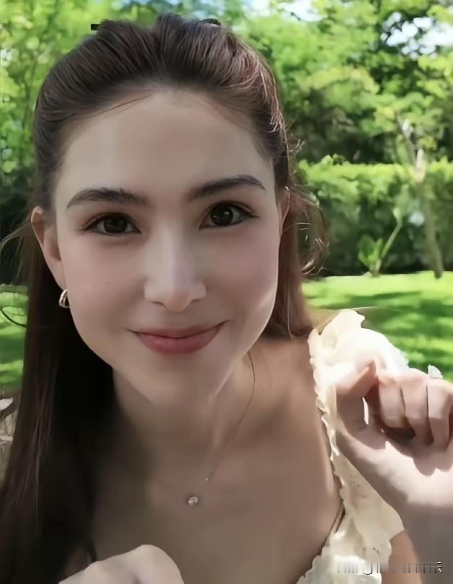 昆凌原来不姓昆，她的英文名字叫做hanna，中文名叫做武谊蓁。昆凌只是她的姓