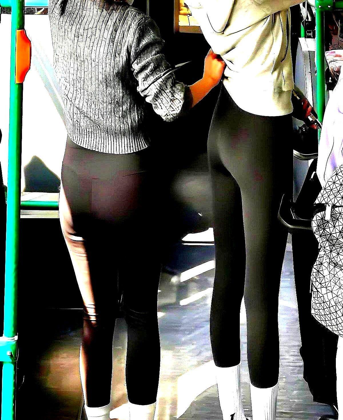 850块的瑜伽裤，不靠logo，靠腿感。中国姑娘不买名字，买穿着像没穿的舒服。