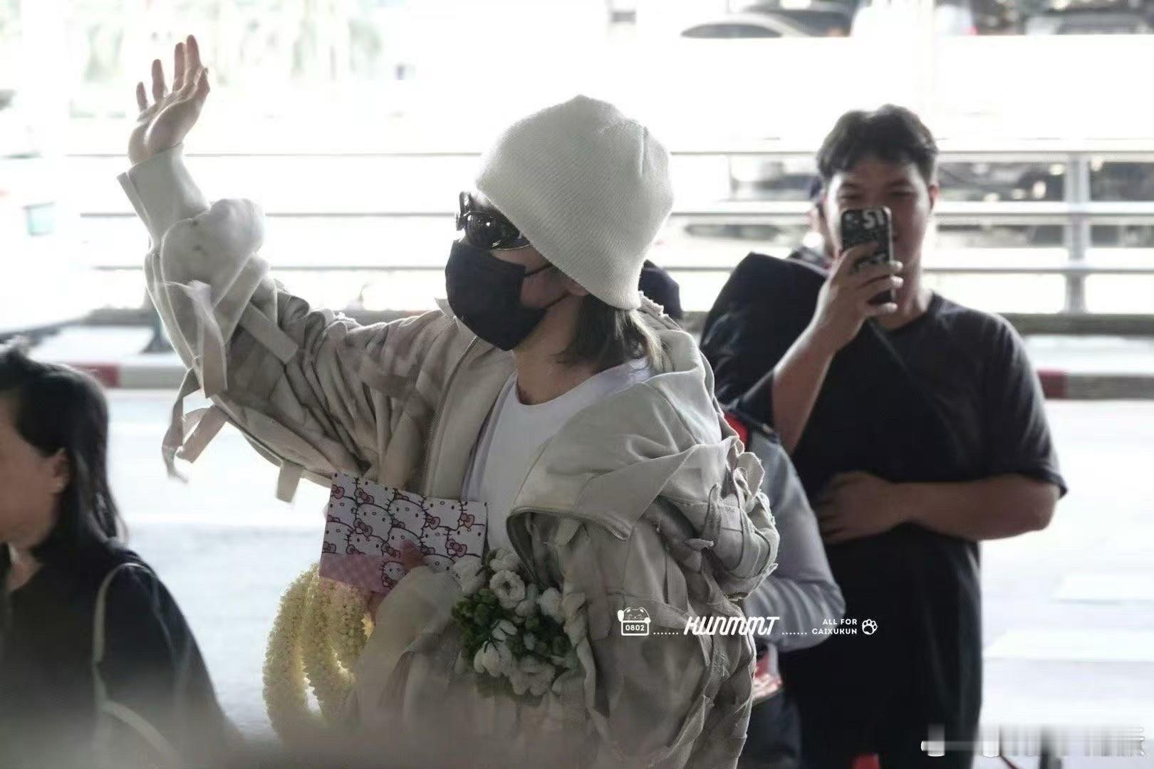 蔡徐坤泰国人山人海的含金量泰粉的热情让蔡徐坤的泰国之行充满排面，涌动的人潮、整