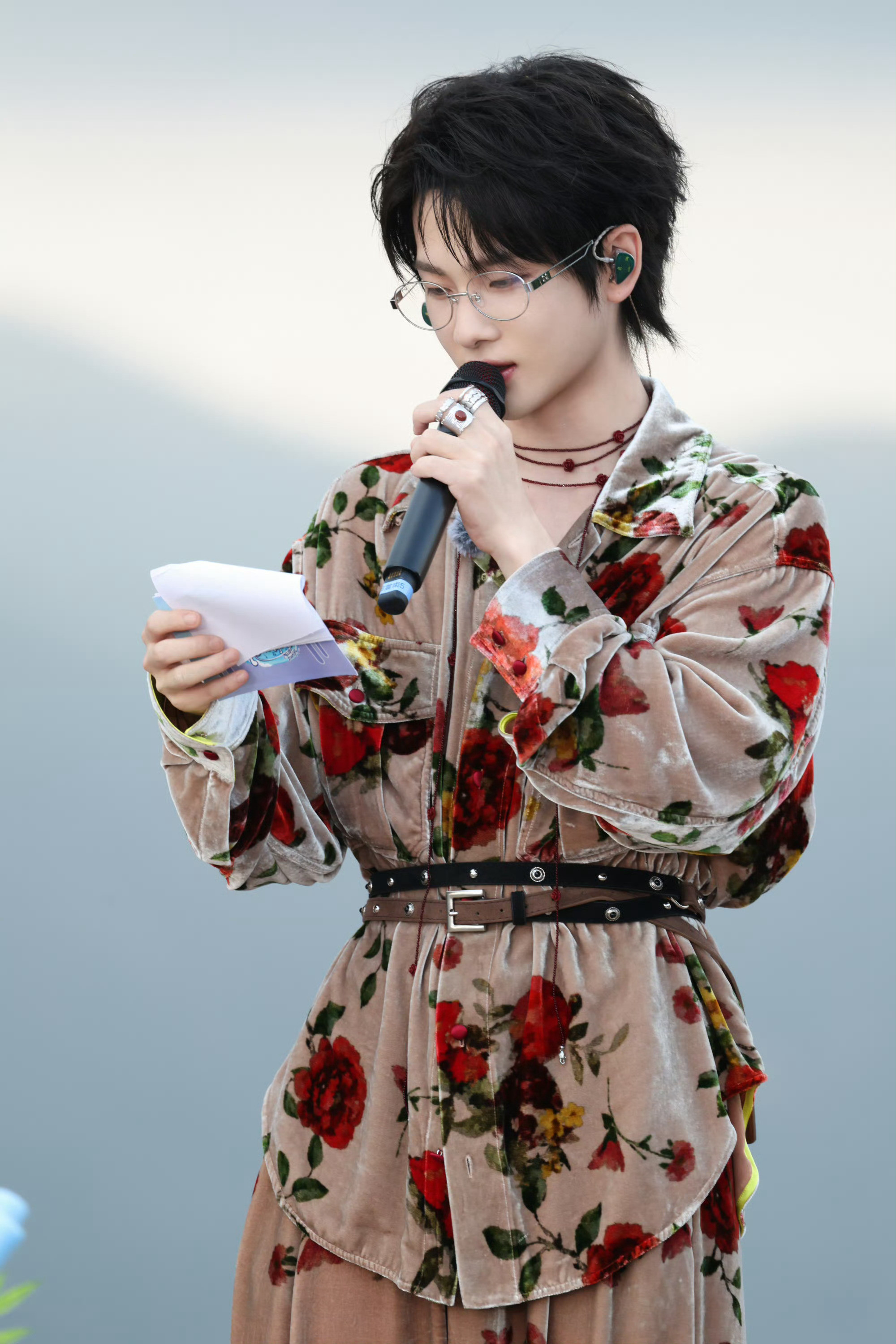 周震南定调神针zzn周震南六月生日场演唱会这朵世间最美好的玫瑰，星尘为泥