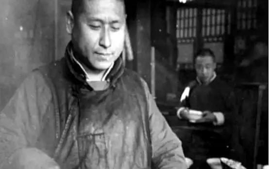 1949年，代号“608”的地下党，因唯一的交通员病逝，和党组织失联，这时，他想