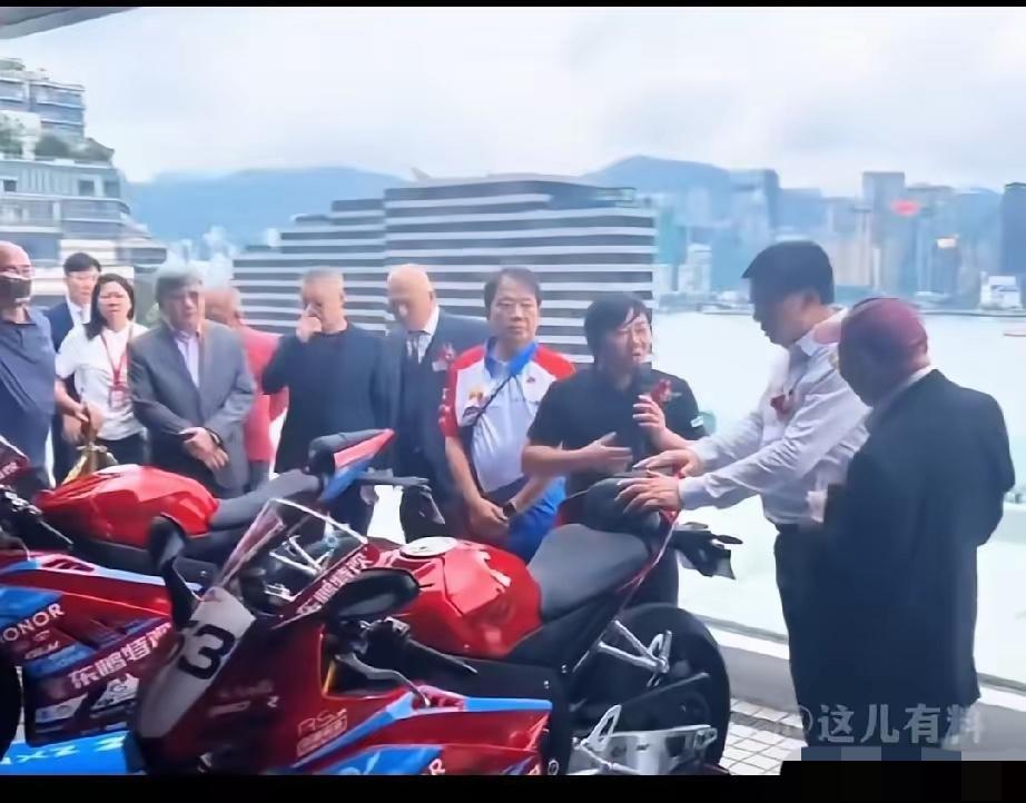 张雪这面子也太大了吧！本来只是空降香港，去自家门店看一看，结果香港议员全程陪同，